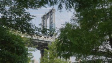 Bir yaz sabahı, Manhattan Köprüsü 'nün el kamerasıyla çekilmiş görüntüleri. Brooklyn Köprüsü Parkı 'nda vuruldu..