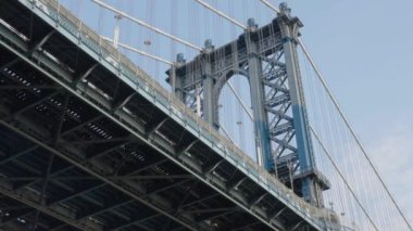 Metroyla Manhattan Köprüsü 'nü geçerken yakın çekim. Bir yaz sabahı DUMBO 'da vuruldu..