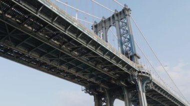 Bir yaz sabahı Manhattan Köprüsü 'nde. Brooklyn, DUMBO 'da mavi gökyüzüne ateş edildi..
