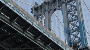 Metroyla Manhattan Köprüsü 'nü geçerken yakın çekim. Bir yaz sabahı DUMBO 'da vuruldu..