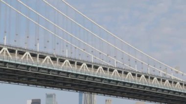 Metroyla Manhattan Köprüsü 'nü geçerken yakın çekim. New York 'ta bir yaz sabahı çekilmiş..