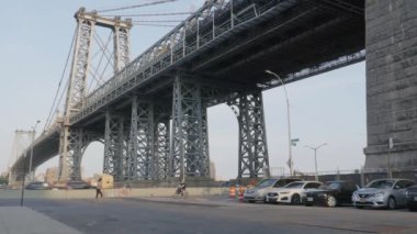 New York Citys Williamsburg Köprüsü 'nün karanlık çöktüğünde çekimleri başlıyor..