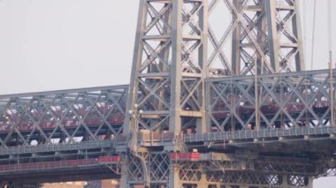 New York Citys Williamsburg Köprüsü 'nü geçen bir metro treninin yakın çekimi. Bir yaz öğleden sonra, alacakaranlıkta çekilmiş..