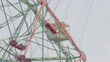 Lunapark müşterileri Coney Adaları Luna Park 'ta eğleniyor..