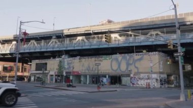 New York 'ta gün doğumunda Çin Mahallesi' nde bir MTA otobüsünün el kamerası görüntüsü.