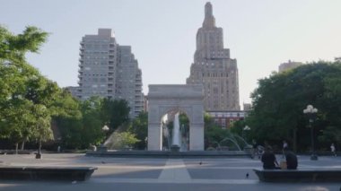 Bir yaz sabahı Washington Square Park 'ın el kamerasıyla çekilmiş fotoğrafı. Greenwich Village, New York 'ta çekilmiş..