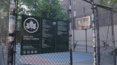 Greenwich Village, New York 'taki dördüncü sokak mahkemelerinin el kamerası görüntüleri..