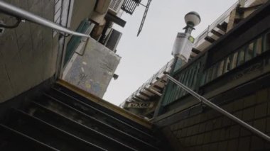 Brooklyn metrosunun ikinci filmi. Bedford-Stuyvesant 'ta bulutlu bir sabahta çekildi.