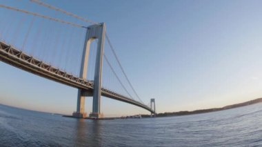 New York Citys Verrazzano-Narrows Köprüsü 'nü gün batımında çekiyoruz. Yazın 4K 'da balık gözü mercekle vurulmuş..
