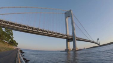 New York Citys Verrazzano-Narrows Köprüsü 'nü gün batımında çekiyoruz. Yazın 4K 'da balık gözü mercekle vurulmuş..