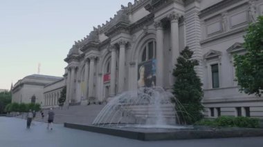 Metropolitan Sanat Müzesi 'nin el kamerasıyla çekilmiş bir fotoğrafı. Bir yaz sabahı çekilmiş..