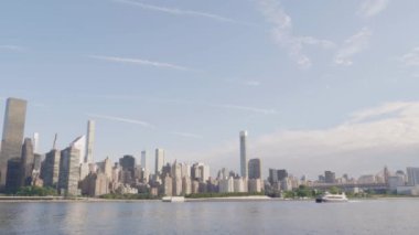 Bir yaz sabahı New York 'un doğu nehrinden geçen bir feribot..