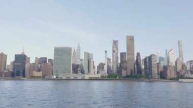 The East River ve The Manhattan Skyline 'ın el kamerasıyla çekilmiş görüntüleri. Long Island City, Queens 'te bir yaz sabahı çekilmiş..