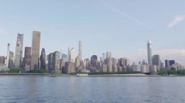 The East River ve The Manhattan Skyline 'ın el kamerasıyla çekilmiş görüntüleri. Long Island City, Queens 'te bir yaz sabahı çekilmiş..