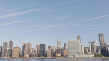 New York Citys East River 'ın bir yaz sabahı çekimleri.