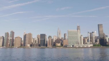 Bir yaz sabahı New York şehrinin ufuk çizgisini çekiyoruz..