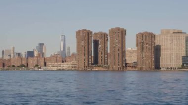 The East River ve The World Trade Center 'ın çekimleri. Queens 'te bir yaz sabahı çekilmiş..