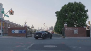 Brooklyn Donanma Tersanesi 'nin girişinin el kamerası görüntüsü. 2024 'te bir yaz öğleden sonra 4K' da çekilmiş..