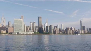 Bir yaz sabahı New York şehrinin ufuk çizgisini çekiyoruz..