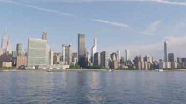 Bir yaz sabahı New York şehrinin ufuk çizgisini çekiyoruz..