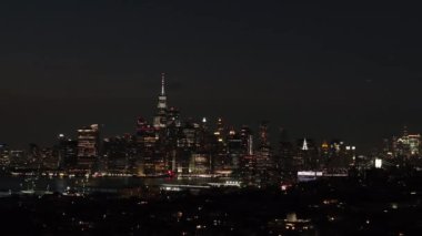 Manhattan 'ın gece gökyüzü manzarası. Brooklyn 'de çekilmiş..