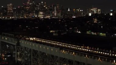 Geceleri New York 'un havadan görünüşü. Arka planda Dünya Ticaret Merkezi olan bir metro treni ön plandan geçiyor..