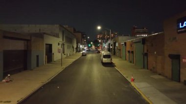 Geceleri Brooklyn 'de ıssız bir caddenin havadan görünüşü.