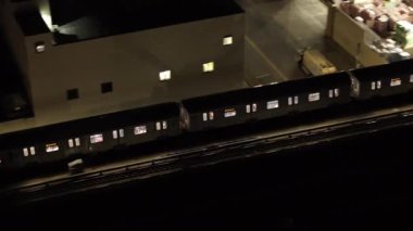 Geceleri Brooklyn 'den geçen metro görüntüsü. Gowanus 'ta 4K' da vuruldu..