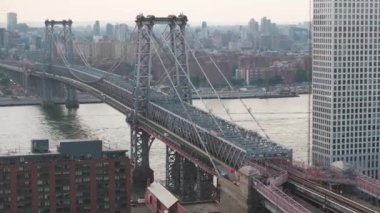 Alacakaranlıkta Williamsburg Köprüsü 'nün havadan görüntüsü. Brooklyn, New York 'ta çekilmiş..