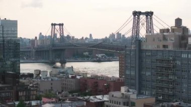 Alacakaranlıkta Williamsburg Köprüsü 'nün havadan görüntüsü. Brooklyn, New York 'ta çekilmiş..