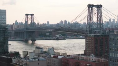 Alacakaranlıkta Williamsburg Köprüsü 'nün havadan görüntüsü. Brooklyn, New York 'ta çekilmiş..