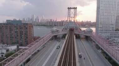 Alacakaranlıkta Williamsburg Köprüsü 'nün havadan görüntüsü. Brooklyn, New York 'ta çekilmiş..