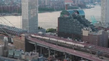 Williamsburg Köprüsü 'nü geçen metro görüntüsü. Brooklyn, New York 'ta bir yaz öğleden sonra çekildi..