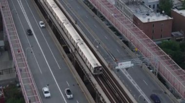 Brooklyn 'deki New York metrosunun hava görüntüsü. Alacakaranlıkta Williamsburg 'da vuruldu..