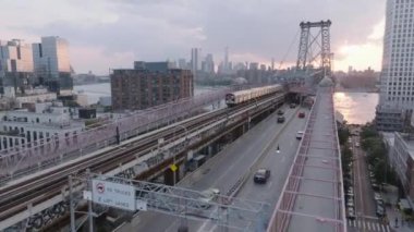 Williamsburg Köprüsü 'nü geçen metro görüntüsü. Brooklyn, New York 'ta bir yaz öğleden sonra çekildi..