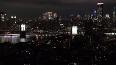 Geceleri New York 'un havadan görünüşü. Brooklyn 'de vuruldu. Manhattan' ın göbeğine bakıyor..