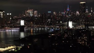 Geceleri Brooklyn Köprüsü Parkı 'nın havadan görüntüsü. Brooklyn 'deki Doğu Nehri boyunca çekilen.
