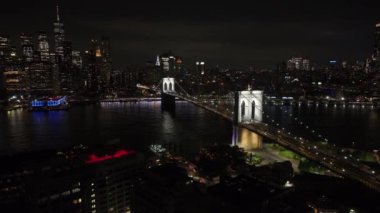 Geceleri Brooklyn Köprüsü 'nün havadan görüntüsü. 2024 yazında 4K 'da çekilmiş..