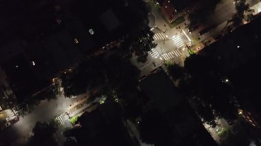 Geceleri Brooklyn Tepeleri 'nin havadan görünüşü. 4K 'da New York' ta çekilmiş..