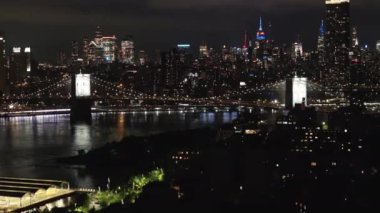 Geceleri New York şehrinin hava manzarası.