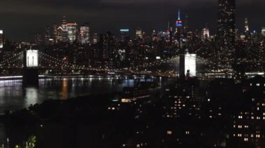 Geceleri Brooklyn Köprüsü 'nün havadan görüntüsü. 2024 yazında 4K 'da çekilmiş..
