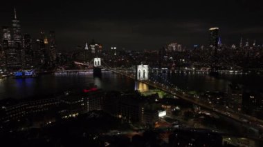 Geceleri New York şehrinin hava manzarası.