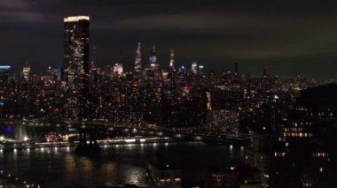 Manhattan 'ın gece gökyüzü manzarası.