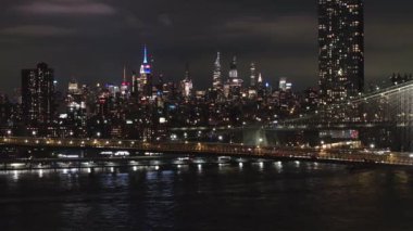 Geceleri New York 'un havadan görünüşü. Brooklyn 'de vuruldu. Manhattan' ın göbeğine bakıyor..