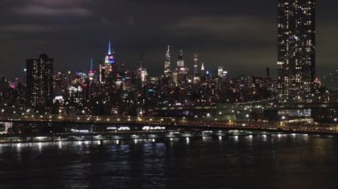 Geceleri New York şehrinin hava manzarası.