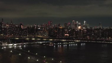 Manhattan Köprüsü 'nü geçen metronun hava görüntüsü. Köprü, Brooklyn ve Manhattan ilçelerini birbirine bağlayan Doğu Nehri 'ni geçiyor..
