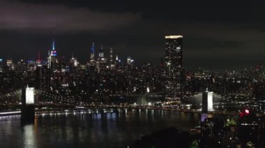 Geceleri New York şehrinin hava manzarası.