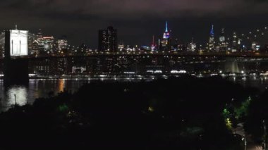 Geceleri Brooklyn Köprüsü Parkı 'nın havadan görüntüsü. Brooklyn 'deki Doğu Nehri boyunca çekilen.