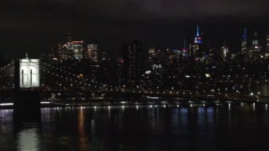 Geceleri New York 'un havadan görünüşü. Brooklyn 'de vuruldu. Manhattan' ın göbeğine bakıyor..