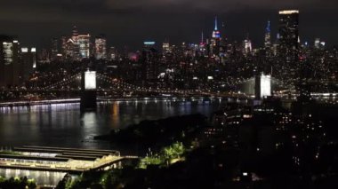Geceleri New York 'un havadan görünüşü. Brooklyn 'de vuruldu. Manhattan' ın göbeğine bakıyor..
